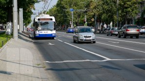 Mai multe rute de troleibuz şi autobuz îşi vor schimba traseele. Vezi cum va circula transportul public de Hramul oraşului Chişinău