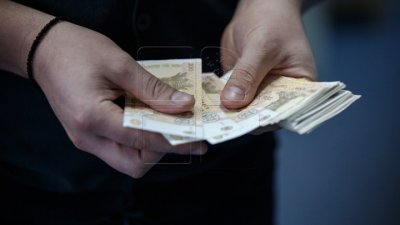 În Moldova vor fi LIMITE pentru plățile în numerar. Ce trebuie să știe cei care vor să-și cumpere o locuinţă