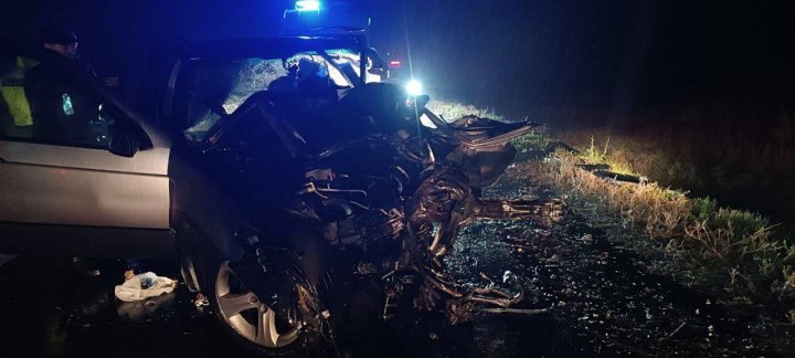 (FOTO) Accident GRAV la Ungheni. Un microbuz s-a răsturnat. Un bărbat a murit