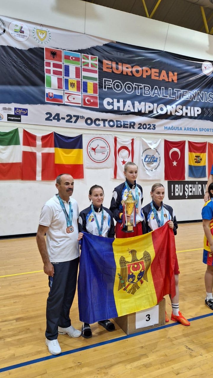 (FOTO) Naționala de fotbal-tenis a Moldovei a cucerit 12 medalii la Campionatul European din Cipru