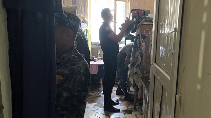 FOTO Percheziții soldate cu ridicarea mai multor obiecte interzise. Vezi ce ascund deținuții