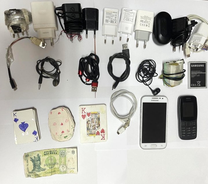 FOTO Percheziții soldate cu ridicarea mai multor obiecte interzise. Vezi ce ascund deținuții