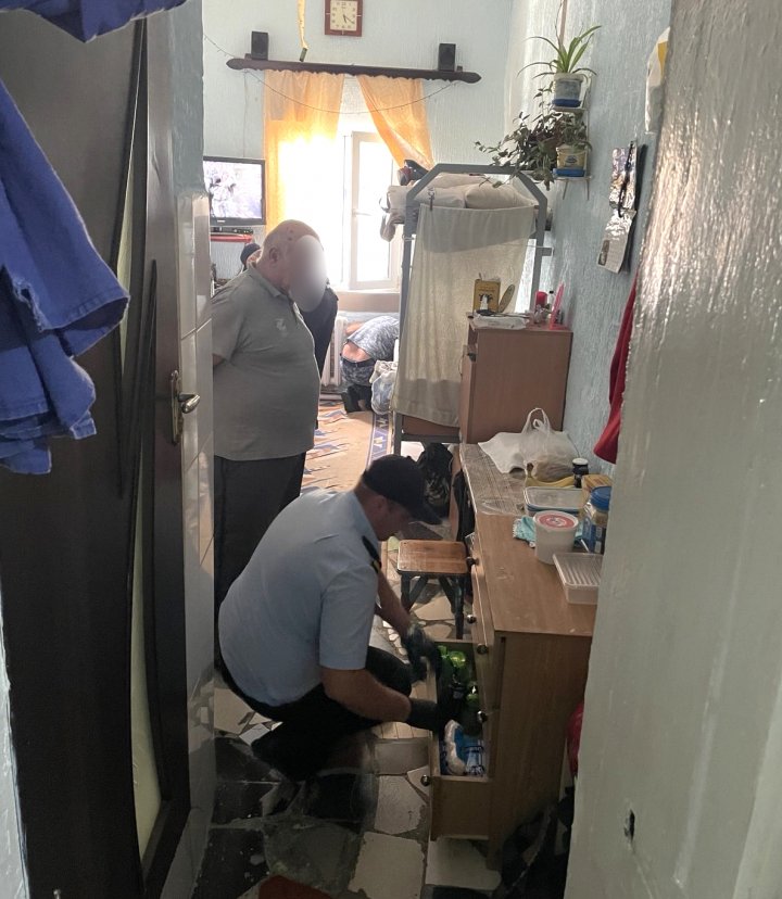 FOTO Percheziții soldate cu ridicarea mai multor obiecte interzise. Vezi ce ascund deținuții