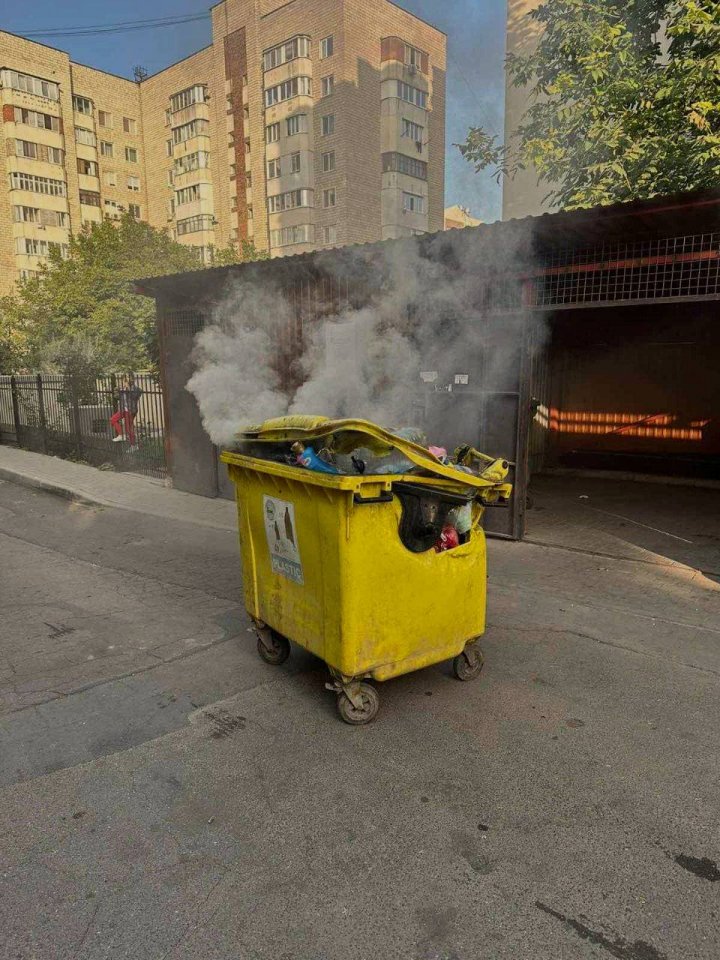 (VIDEO) Act de vandalism într-un sector al Capitalei. Un tomberon a fost INCENDIAT