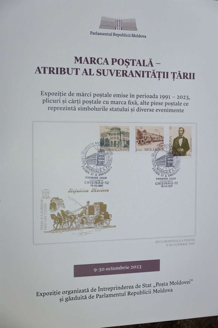 FOTO O colecție rară de mărci, plicuri și cărți poștale, expuse în Parlament