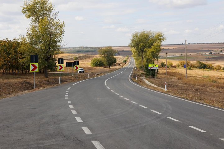 FOTO. 36 de kilometri de drum care traversează raioanele Telenești și Rezina au fost renovate după standarde eurpene