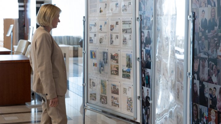 FOTO O colecție rară de mărci, plicuri și cărți poștale, expuse în Parlament