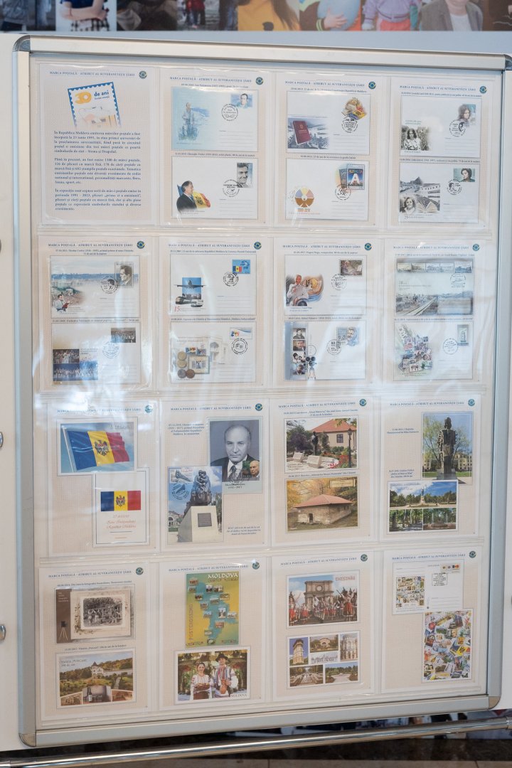 FOTO O colecție rară de mărci, plicuri și cărți poștale, expuse în Parlament
