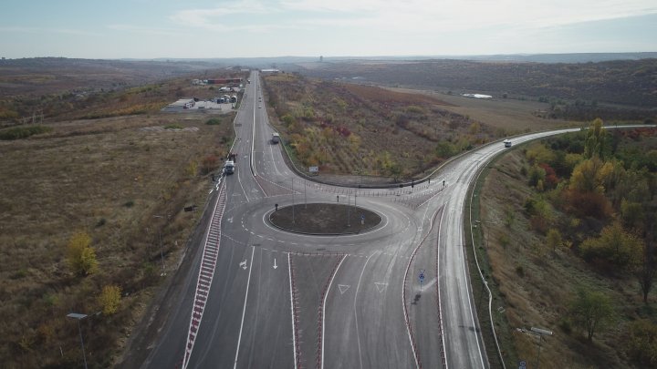 Lucrările de amenajare a sensului giratoriu pe drumul de Centură a muncipiului Chişinău, pe ultima sută de metri. Vezi cum arată (FOTO)