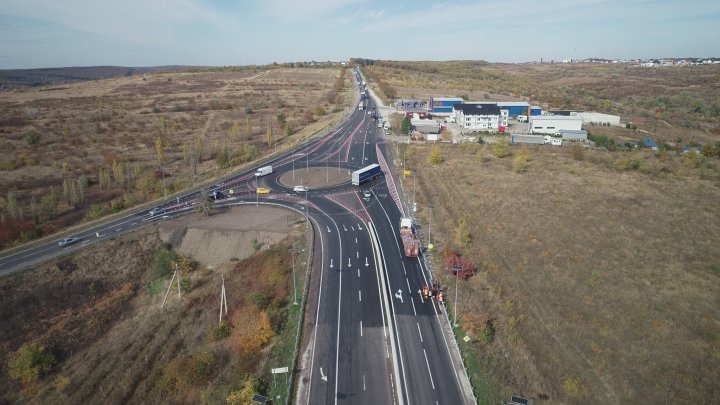 Lucrările de amenajare a sensului giratoriu pe drumul de Centură a muncipiului Chişinău, pe ultima sută de metri. Vezi cum arată (FOTO)