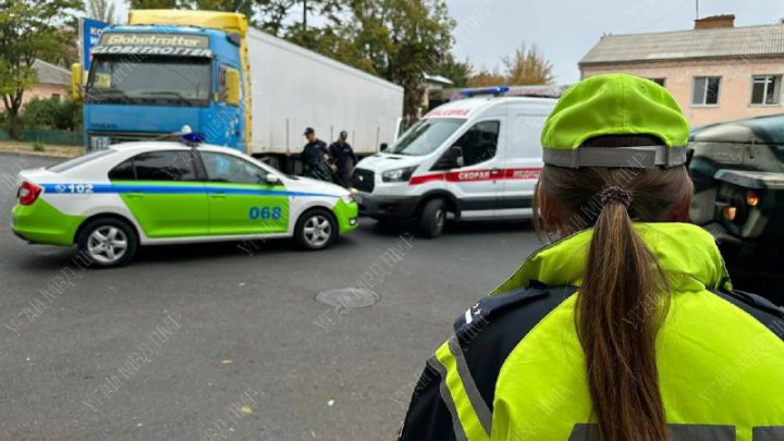 (IMAGINI ŞOCANTE) Accident mortal. Un bărbat, călcat de un TIR, la Tiraspol