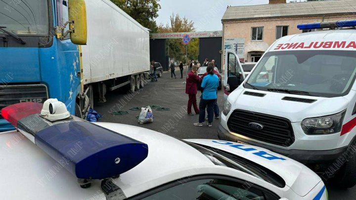 (IMAGINI ŞOCANTE) Accident mortal. Un bărbat, călcat de un TIR, la Tiraspol