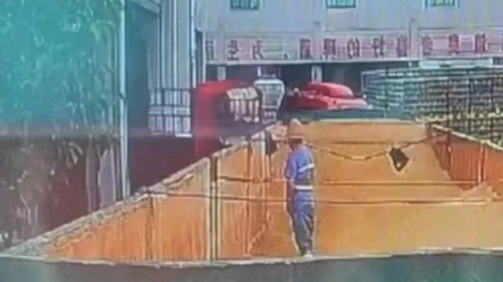 Un muncitor a fost filmat în timp ce urinează într-un container dintr-o fabrică de bere din China. Sortimentul se vinde și în România