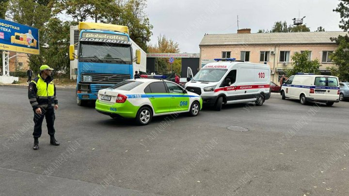 (IMAGINI ŞOCANTE) Accident mortal. Un bărbat, călcat de un TIR, la Tiraspol