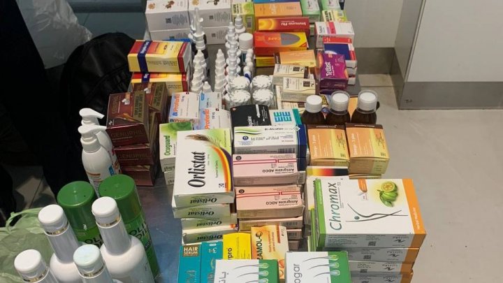 A încercat să treacă vama cu valiza plină cu MEDICAMENTE. Riscă amendă