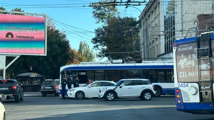 (FOTO) Trafic dat peste cap în centrul Capitalei, din cauza unui ACCIDENT, în care a fost implicat un troleibuz