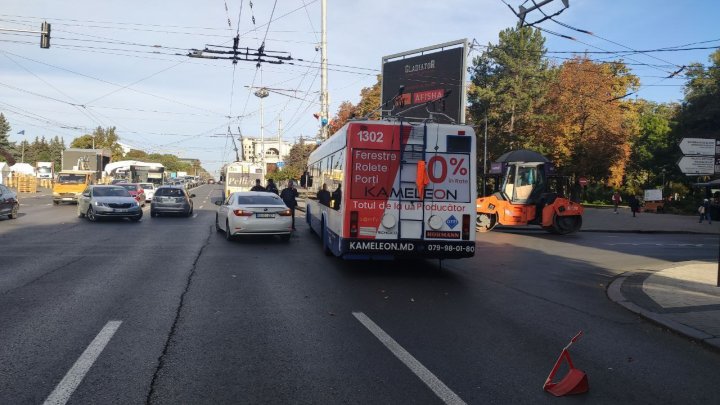 (FOTO) Trafic dat peste cap în centrul Capitalei, din cauza unui ACCIDENT, în care a fost implicat un troleibuz