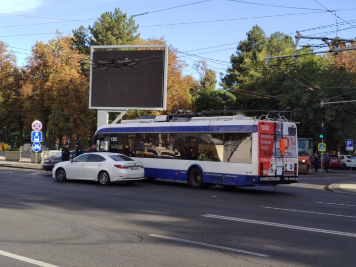 (FOTO) Trafic dat peste cap în centrul Capitalei, din cauza unui ACCIDENT, în care a fost implicat un troleibuz