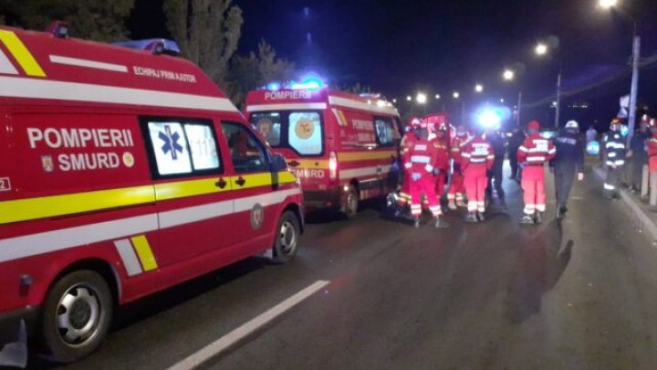 Accident în lanț în România. Au fost implicate 16 mașini și un microbuz. 6 persoane transportate la spital