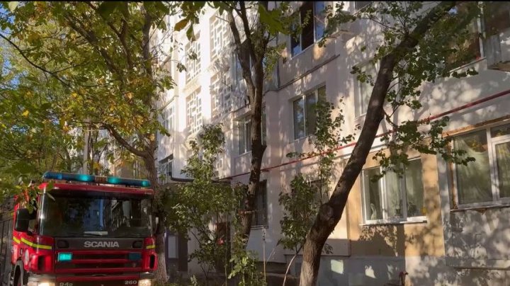 Un apartament din Capitală, cuprins de FLĂCĂRI. Pompierii și polițiștii, la fața locului