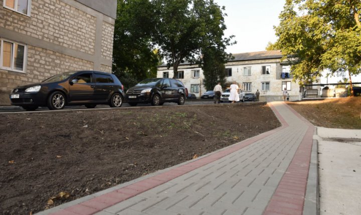 Curtea de pe strada Iakir din Orhei a fost renovată şi modernizată. Veză cum arată (FOTO)