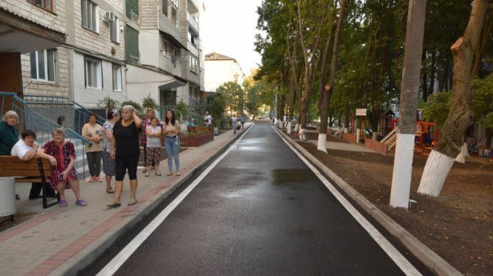 Curtea de pe strada Iakir din Orhei a fost renovată şi modernizată. Veză cum arată (FOTO)