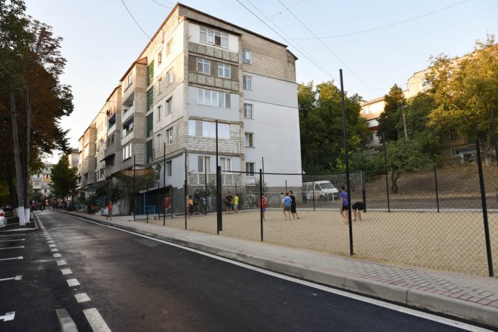 Curtea de pe strada Iakir din Orhei a fost renovată şi modernizată. Veză cum arată (FOTO)