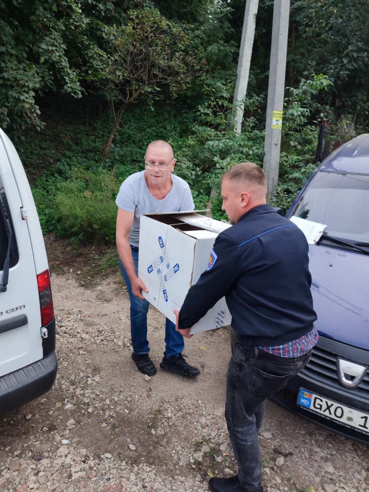 (VIDEO/FOTO) Doi pui de căprioară, ținuți în captivitate într-o gospodărie din Rîșcani. Au intervent inspectorii de mediu 