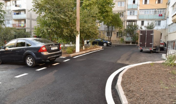 Curtea de pe strada Iakir din Orhei a fost renovată şi modernizată. Veză cum arată (FOTO)