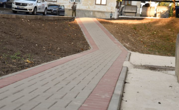 Curtea de pe strada Iakir din Orhei a fost renovată şi modernizată. Veză cum arată (FOTO)