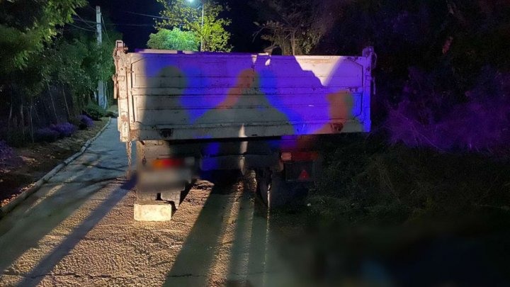 NENOROCIRE la Ialoveni. Un bărbat, strivit de un camion, după ce a căzut sub roata acestuia