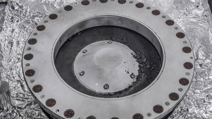 (FOTO) NASA a dezvăluit primele imagini cu cel mai mare eşantion colectat vreodată în spaţiu de pe un asteroid. Ce conţine acesta