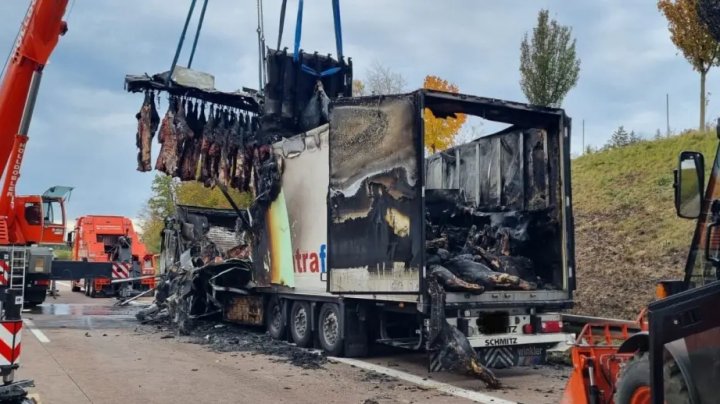 „Mirosea a friptură la grătar!” Camion plin cu 20 de tone de carne de vită, făcut scrum pe o autostradă din Germania (FOTO)