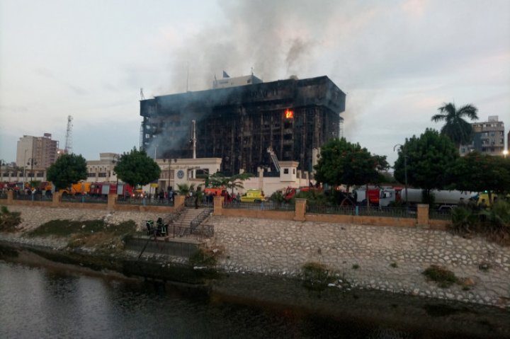 FOTO. Incendiu uriaș în Egipt. O clădire a poliției a fost cuprinsă de flăcări. Sunt RĂNIŢI