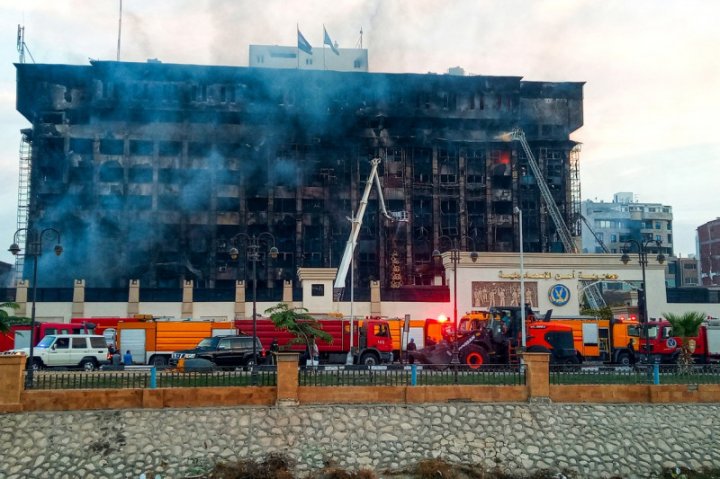 FOTO. Incendiu uriaș în Egipt. O clădire a poliției a fost cuprinsă de flăcări. Sunt RĂNIŢI