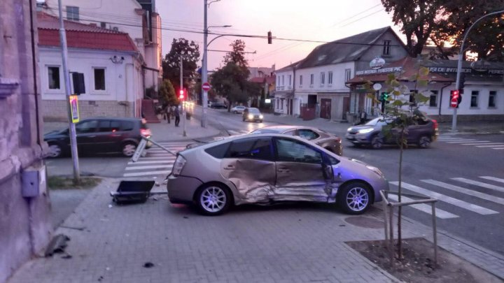 (FOTO) Impact violent între două mașini în centrul Capitalei. Două indicatoare au fost doborâte