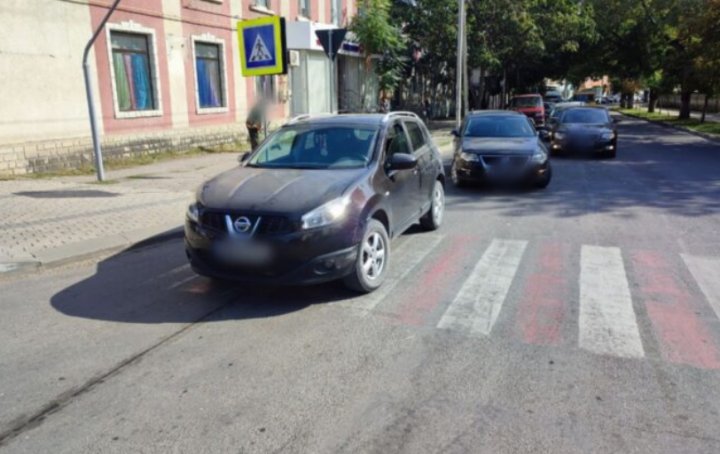 FOTO. Accident grav la Bălţi. O femeie, lovită de o maşină, chiar pe trecerea de pietoni