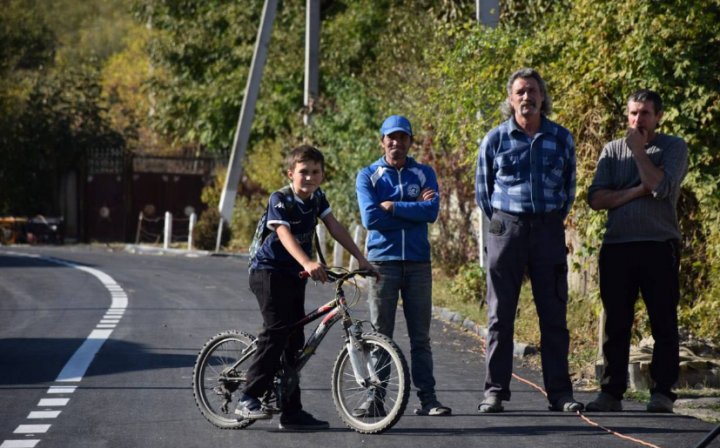 Visul sătenilor din Dîșcova s-a împlinit. Strada din centrul satului, renovată și dată în exploatare (FOTO)