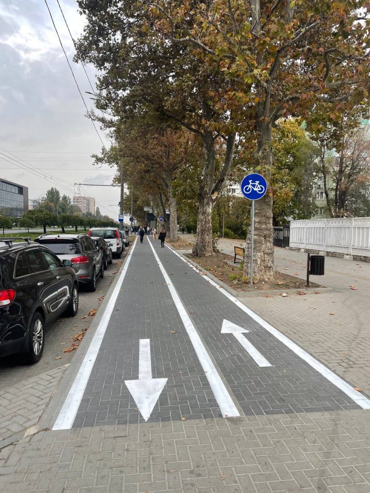 (FOTO) O pistă pentru bicicliști, cu două sensuri de deplasare, amenajat pe bulevardul Dacia