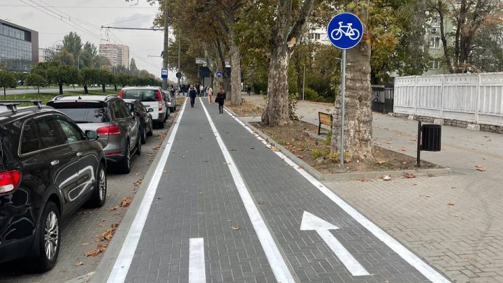 (FOTO) O pistă pentru bicicliști, cu două sensuri de deplasare, amenajat pe bulevardul Dacia