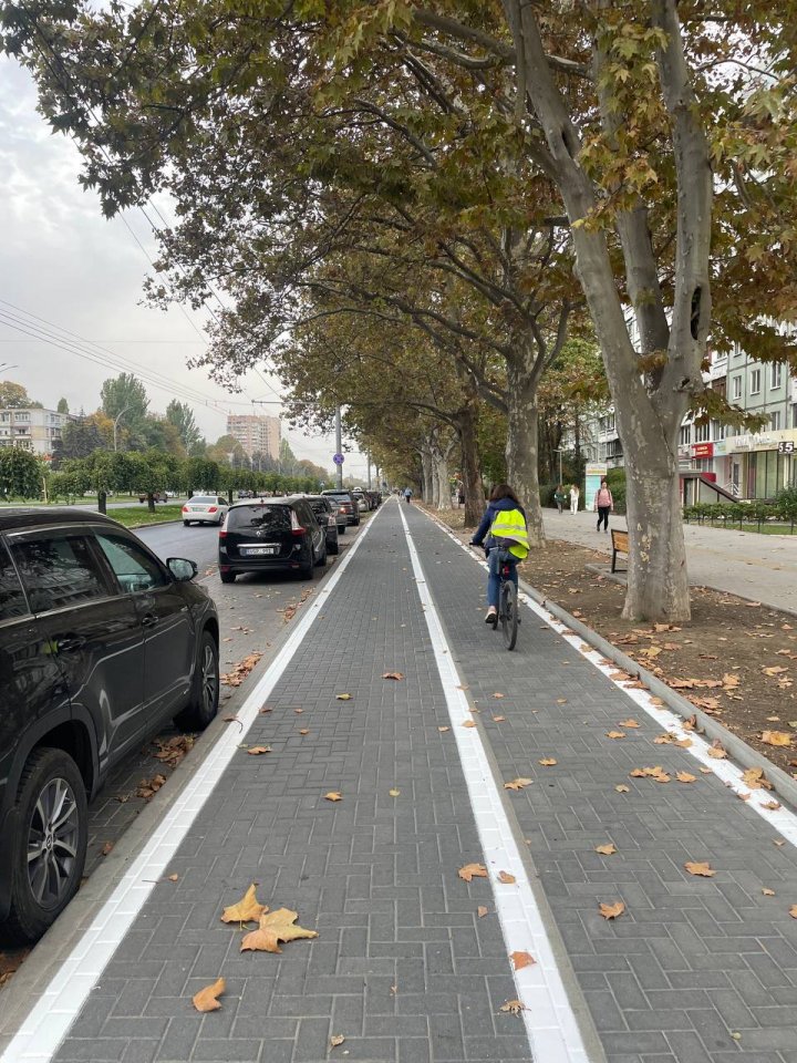 (FOTO) O pistă pentru bicicliști, cu două sensuri de deplasare, amenajat pe bulevardul Dacia