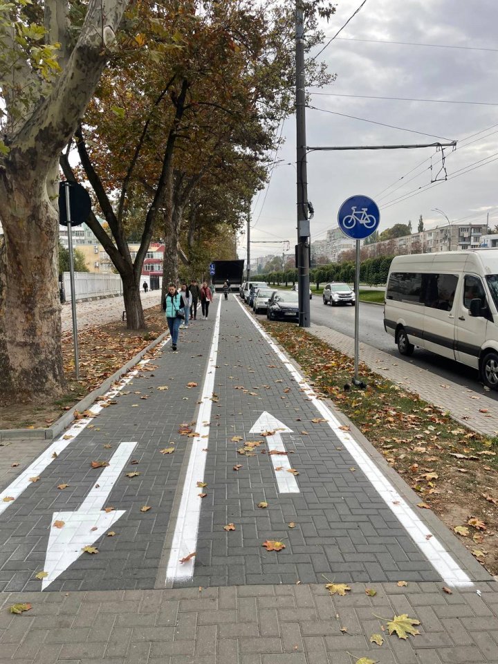 (FOTO) O pistă pentru bicicliști, cu două sensuri de deplasare, amenajat pe bulevardul Dacia