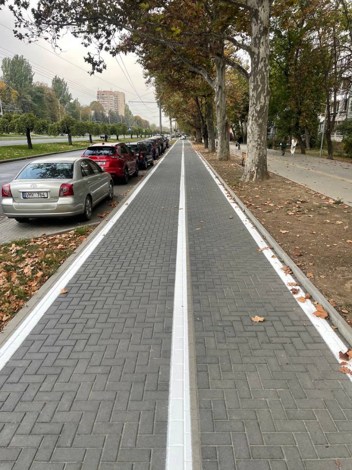 (FOTO) O pistă pentru bicicliști, cu două sensuri de deplasare, amenajat pe bulevardul Dacia