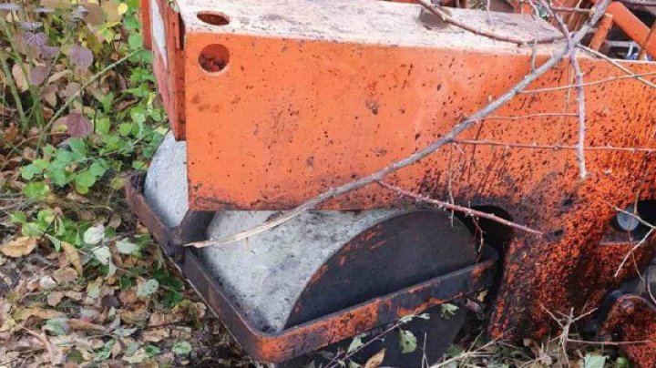 TRAGEDIE la Donduşeni. Un bărbat a murit după ce s-a răsturnat cu compactorul, în timp ce efectua lucrări pe traseu