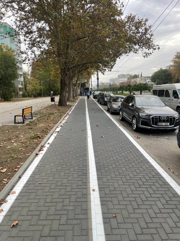 (FOTO) O pistă pentru bicicliști, cu două sensuri de deplasare, amenajat pe bulevardul Dacia