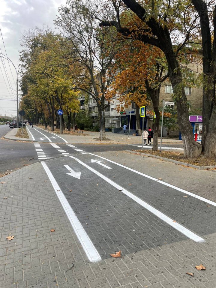 (FOTO) O pistă pentru bicicliști, cu două sensuri de deplasare, amenajat pe bulevardul Dacia