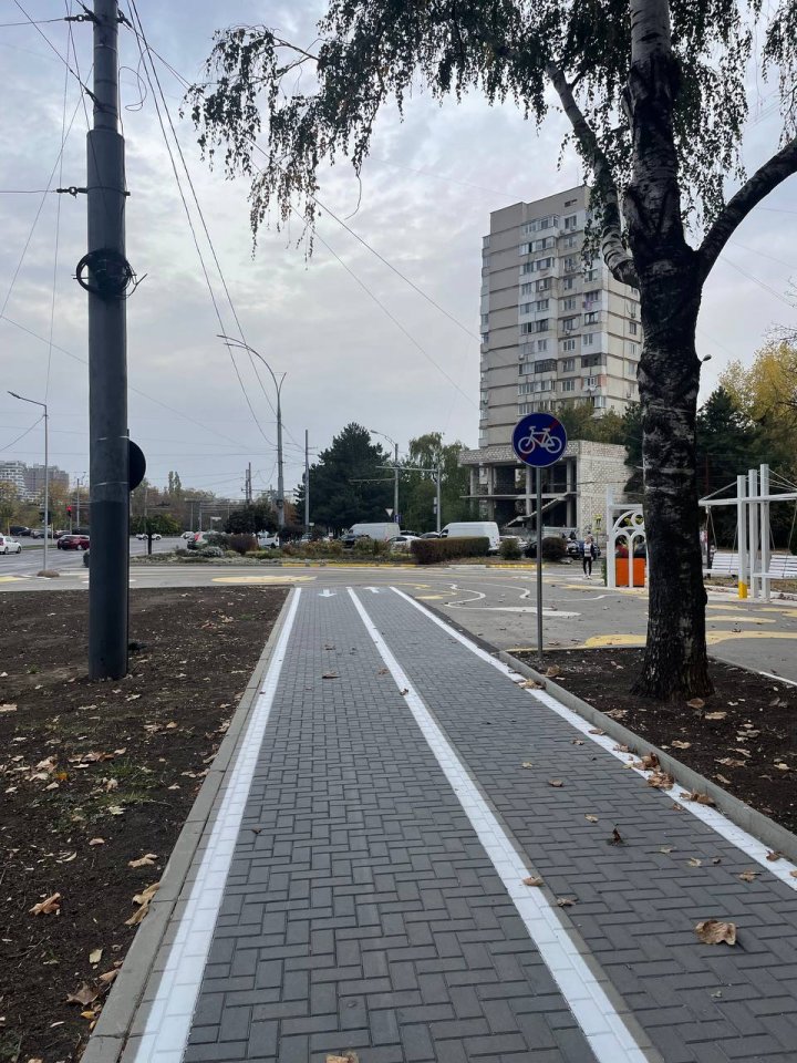 (FOTO) O pistă pentru bicicliști, cu două sensuri de deplasare, amenajat pe bulevardul Dacia