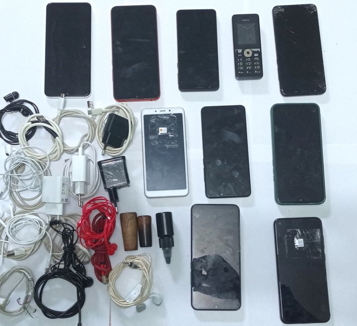 FOTO Percheziții soldate cu ridicarea mai multor obiecte interzise. Vezi ce ascund deținuții