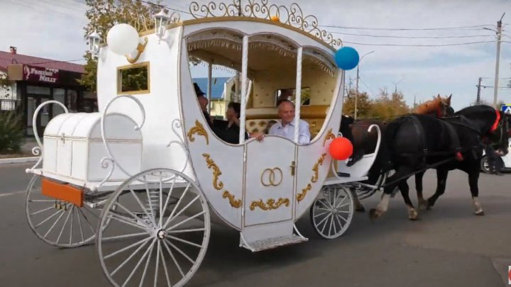 (VIDEO) Jumătate de secol împreună! Un cuplu din Căuşeni a celebrat nunta de aur ca PE VREMURI, cu o căruţă de epocă 