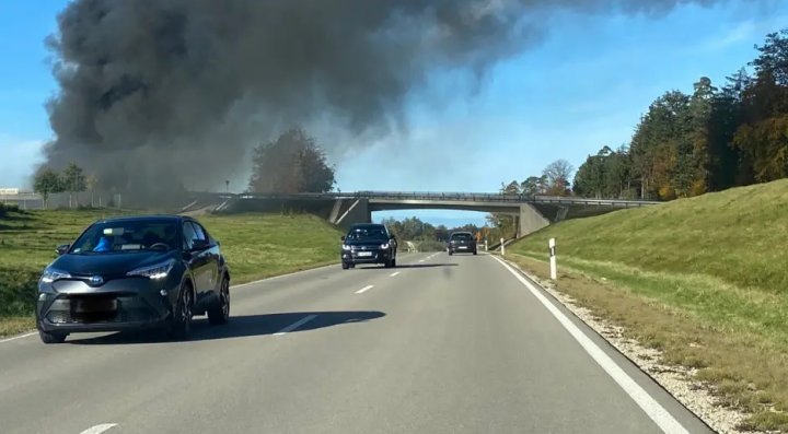 „Mirosea a friptură la grătar!” Camion plin cu 20 de tone de carne de vită, făcut scrum pe o autostradă din Germania (FOTO)